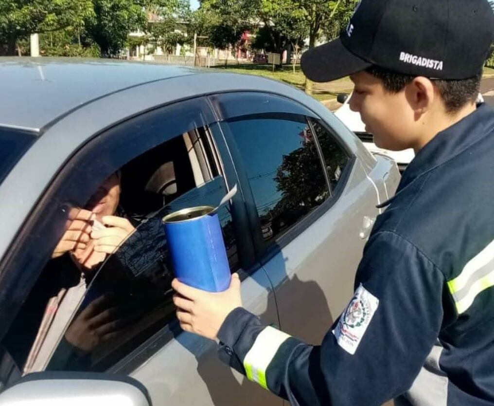 Con alcancías en las manos, los integrantes de las compañías de bomberos voluntarios estarán apostados en los cruces semafóricos para recoger la colaboración de la ciudadanía. Foto: Gentileza