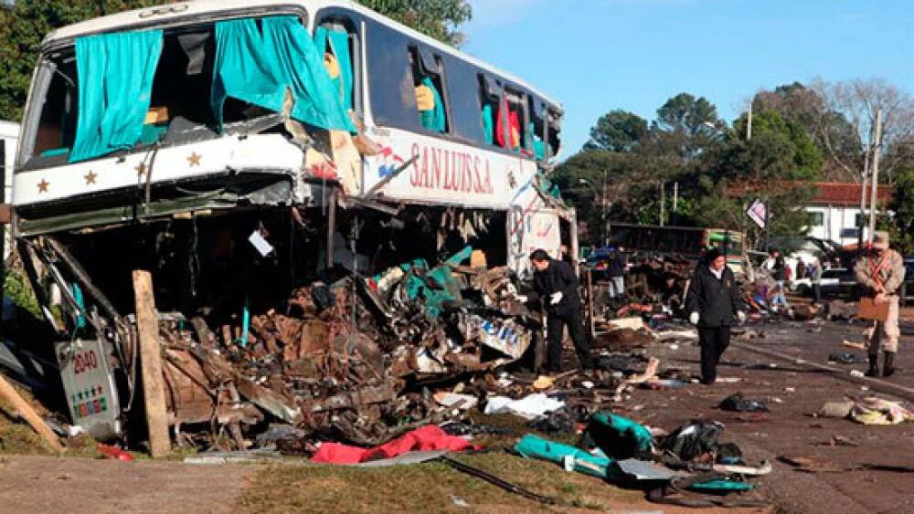 Durante el percance rutero estuvieron involucrados un bus y un tractocamión. Foto: Gentileza/Paraguay.com