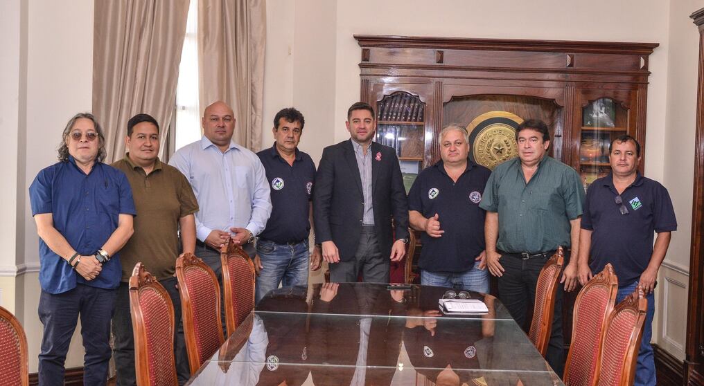 El vicepresidente Pedro Alliana se reunió con representantes de la Central Obrera y Transporte del Paraguay para abordar sobre la situación en que se encuentran los camioneros retenidos en Argentina. Foto: Gentileza