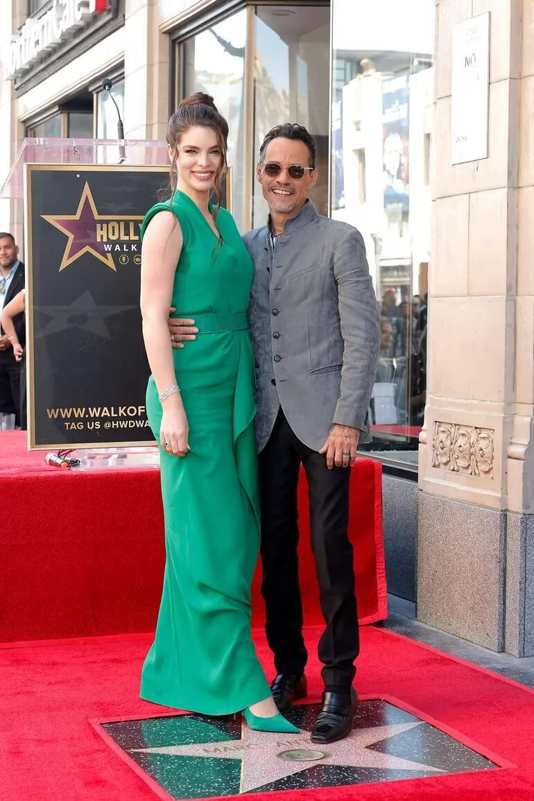 Marc Anthony descubrió su estrella en el Paseo de la Fama y Nadia lo acompañó. Foto: AFP