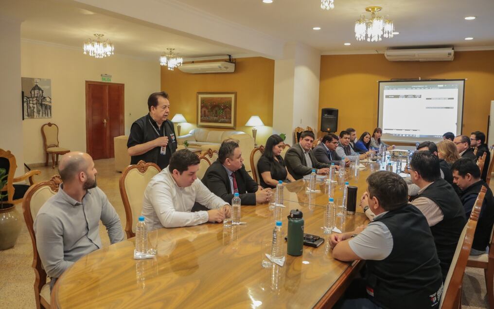 Autoridades de la Justicia Electoral se reunieron con los apoderados de los partidos políticos con representación parlamentaria para debatir sobre la ley de inscripción automática promulgada en el 2022. Foto: Gentileza