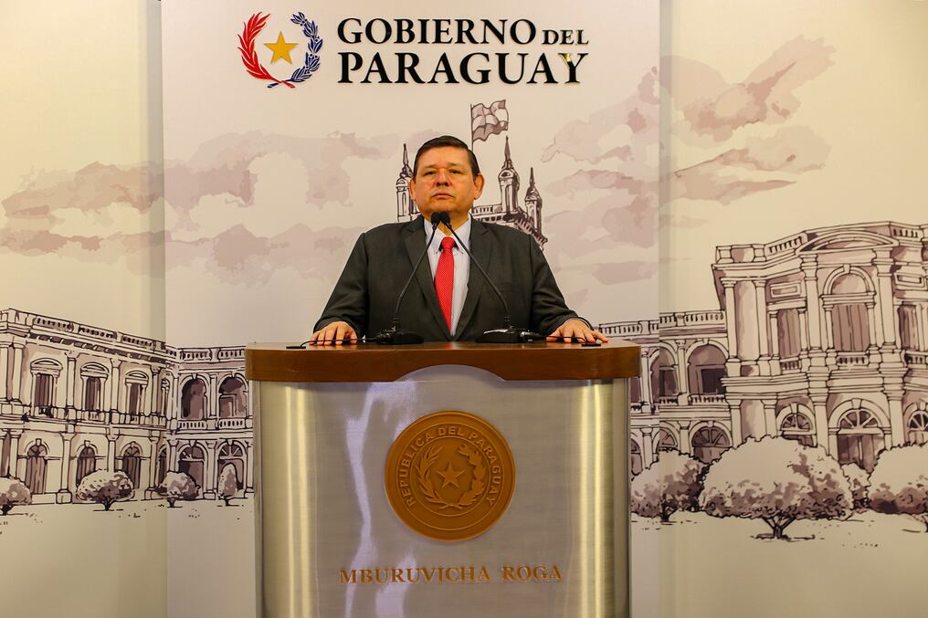 El titular del Indert Francisco Ruiz Díaz indicó que no negocian en casos de inmuebles que violaron el principio constitucional relacionado al artículo 109 de la CN, que establece que la propiedad debe ser respetada y considera la propiedad sagrada e inviolable. Foto: Gentileza