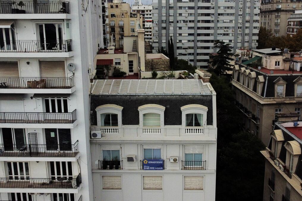 Alquilar vivienda en pesos y a largo plazo es una tarea titánica en la capital argentina con una oferta temporal y en dólares. Foto: AFP