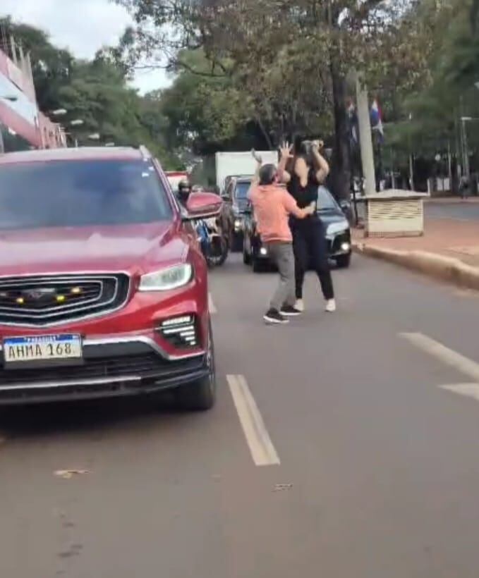 Una mujer y un hombre se enfrentaron a golpeas en el tránsito de CDE, por enojos ante supuesta irregularidad en la circulación vial. Foto: Gentileza (Captura de vídeo)