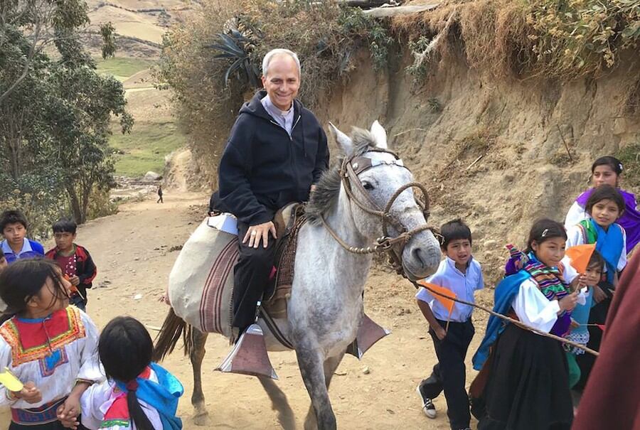 Una fotografía difundida por la Diócesis de Chiclayo el 9 de mayo de 2025 muestra al Papa León XIV, cuando era obispo de Chiclayo, cabalgando en las montañas de Incahuasi, cerca de Chiclayo. Foto: Diócesis de Chiclayo/AFP