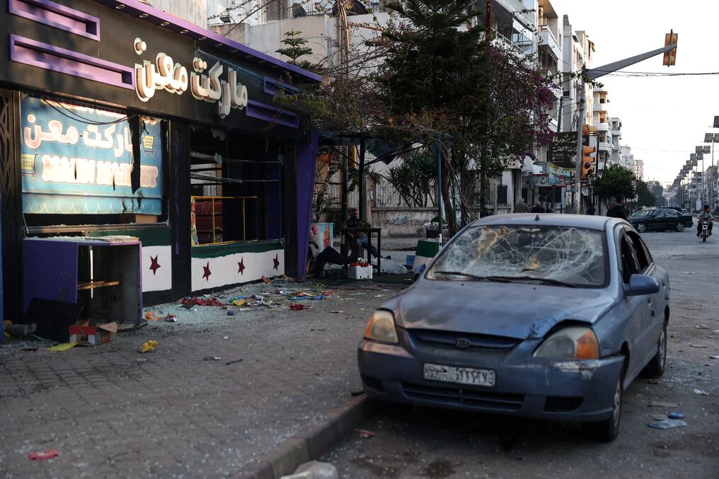 Un automóvil averiado yace en una calle de la ciudad de Jabla, en la provincia costera siria de Latakia. Foto: Omar Haj Kadour/AFP