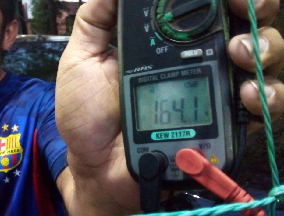 En redes se viralizó esta imagen que presuntamente la columna de la tragedia tenía 164 voltios. Foto: X