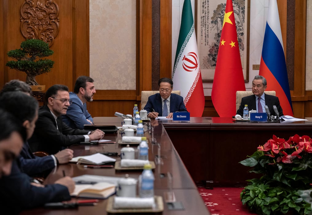 Aparecen el ministro Wang Yi y el viceministro Ma Zhaoxu, de China, con el viceministro iraní Kazeem Gharibabadi en Pekín. Foto AFP