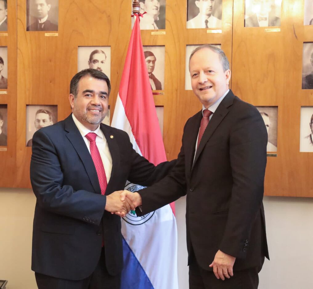 Se realizó la primera reunión entre el actual titular del fisco, Óscar Llamosas, y el futuro ministro de Hacienda, Carlos Fernández Valdovinos. Foto: Gentileza