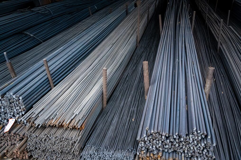 Varillas en un mercado de acero en el municipio de Chongqing, en el suroeste de China. Foto: Stringer/AFP