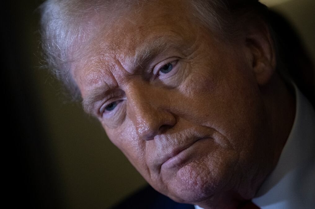 Donald Trump afirmó que está “muy enojado” y “furioso” con Putin por cuestionar el liderazgo de Zelenski en Ucrania.. Foto: Brendan Smialowski/AFP
