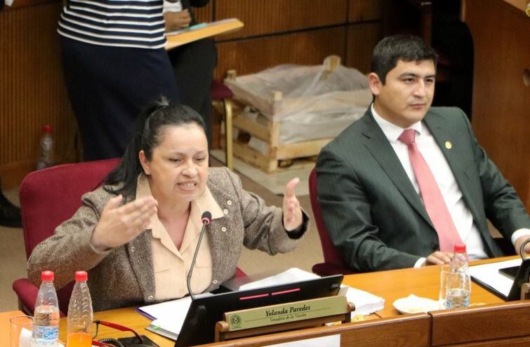 La sala de prensa del Senado, fue escenario de una acalorada pelea entre los congresistas de la oposición Yolanda Paredes y Líder Amarilla. Foto: Gentileza