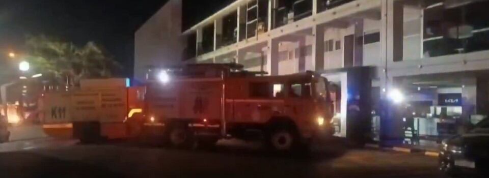Los bomberos acudieron rápidamente y en 30 minutos controlaron el incendio, según la Policía. Foto: Captura de imagen