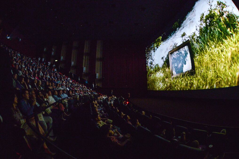Ayer martes 23 de abril se estrenó el largometraje documental "Gigante - 50 años de Itaipú", producido por Tana Schémbori y Juan Carlos Maneglia. Foto: Gentileza
