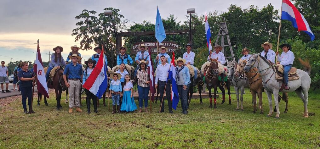 Los jinetes uruguayos están a unos 100 km de su meta, luego de ingresar al país por Encarnación. Foto: Municipalidad de Quiindy
