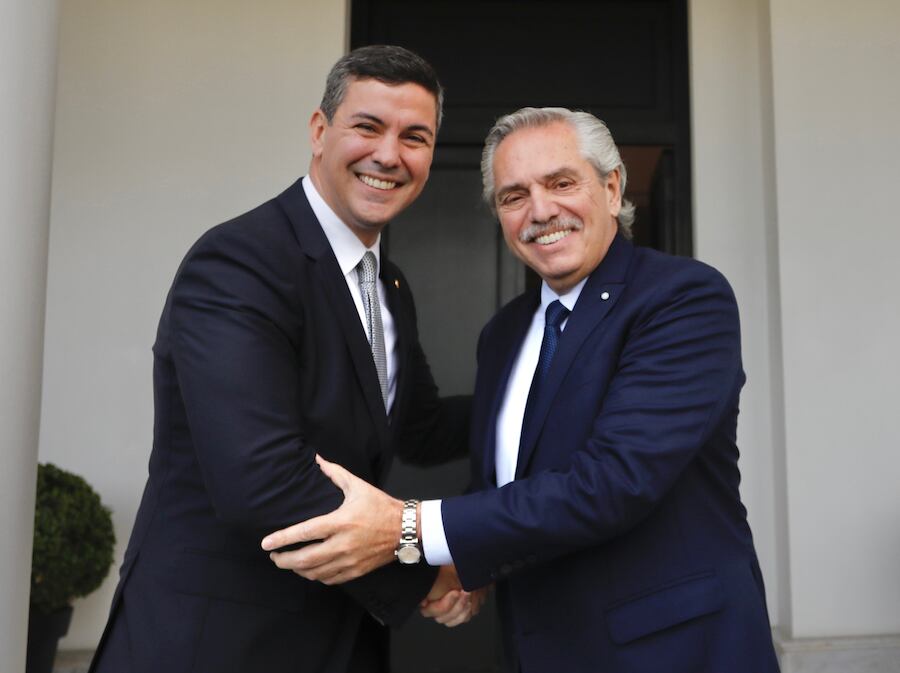 En mayo pasado, Santiago Peña se reunió con el presidente de Argentina, Alberto Fernández, ocasión en la que hablaron sobre la propuesta que Paraguay entregará a la Comisión de Hidrovía. Foto: Gentileza