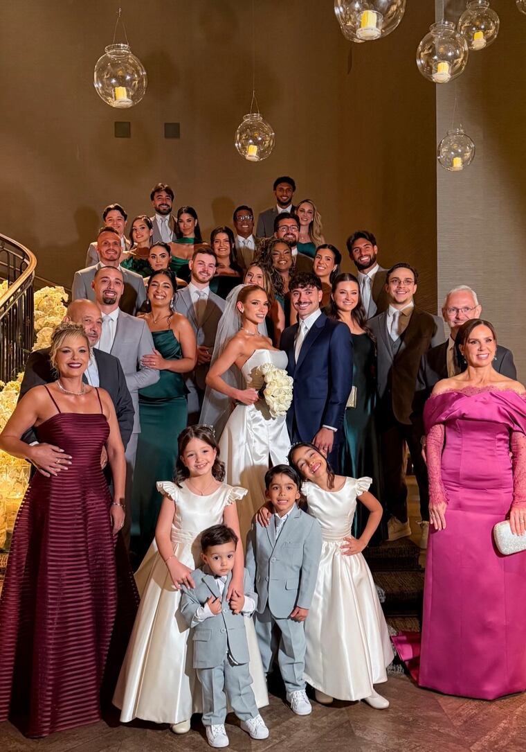 Juliana Vaccaro y Mauricio Magalhães, rodeados de familiares y amistades cercanas.