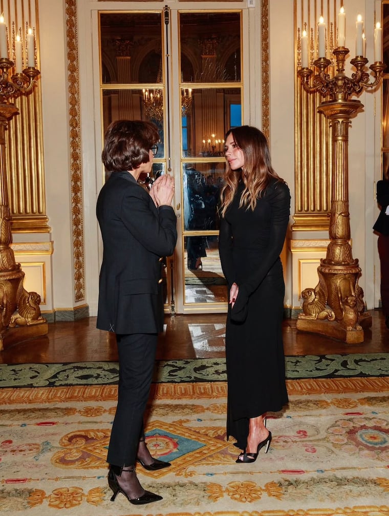 Victoria Beckham fue condecorada como Oficial de la Orden de las Artes y las Letras. Foto: Instagram - @victoriabeckham