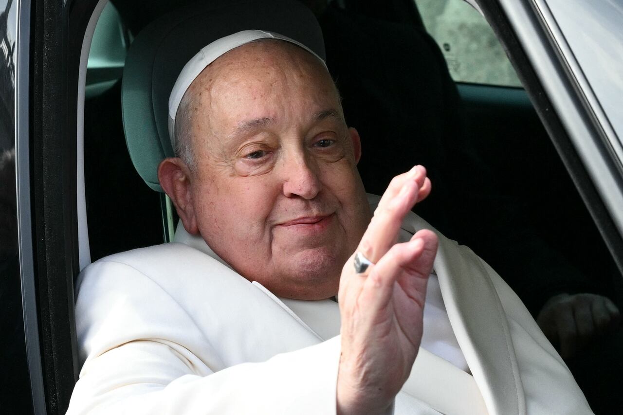 La Nación / Hospitalizan al papa Francisco para tratar una bronquitis  persistente