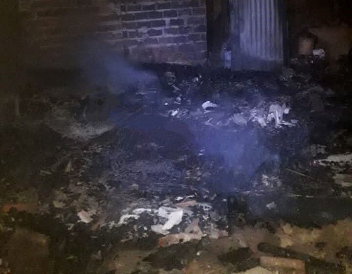 La estructura de ambas casas se derrumbó completamente debido al rápido avance del fuego. Foto: Ilustrativa