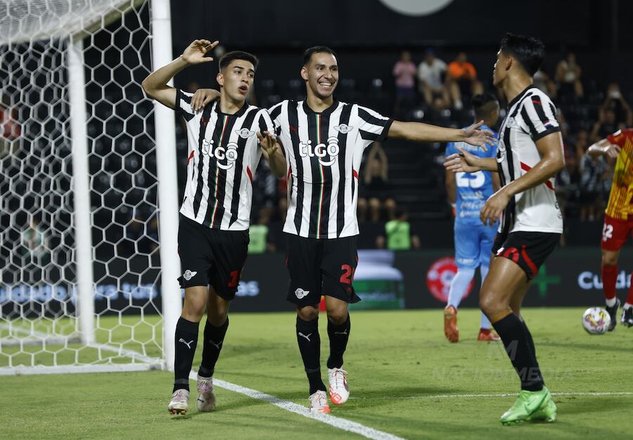 El festejo de gol de Rubén Lezcano junto con Marcelo Fernández. Libertad se mantiene como líder del torneo Apertura.FOTO: EDUARDO VELÁZQUEZ
