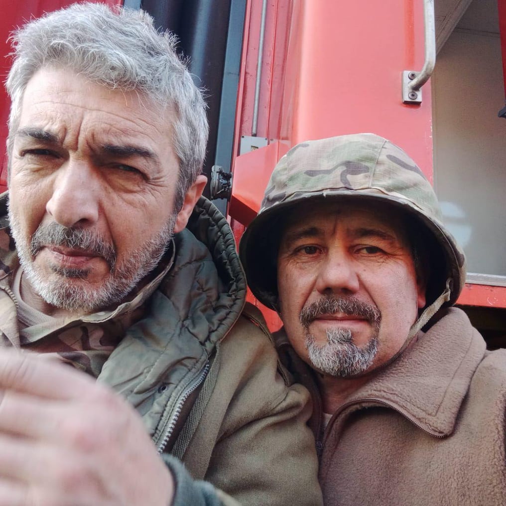 El artista itapuense volvió a coincidir con Ricardo Darín en la serie de Netflix, tras participar en “Argentina 1985”. Foto: @enrique.bogado.35