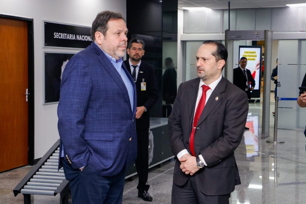 Titular de la Senad, Jalil Rachid, mantuvo una reunión de trabajo con el titular de la Dinac, Nelson Mendoza, a fin elaborar una estrategia de trabajo con las autoridades de las citadas instituciones; en el marco de la lucha contra el crimen organizado, narcotráfico y delitos conexos. Foto: Gentileza.