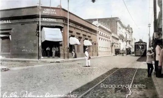 Calle Palma y Alberdi durante los años de 1920, publicado por Hugo Delvalle en el grupo del Facebook: Fotos Antiguas e Historia del Paraguay. 