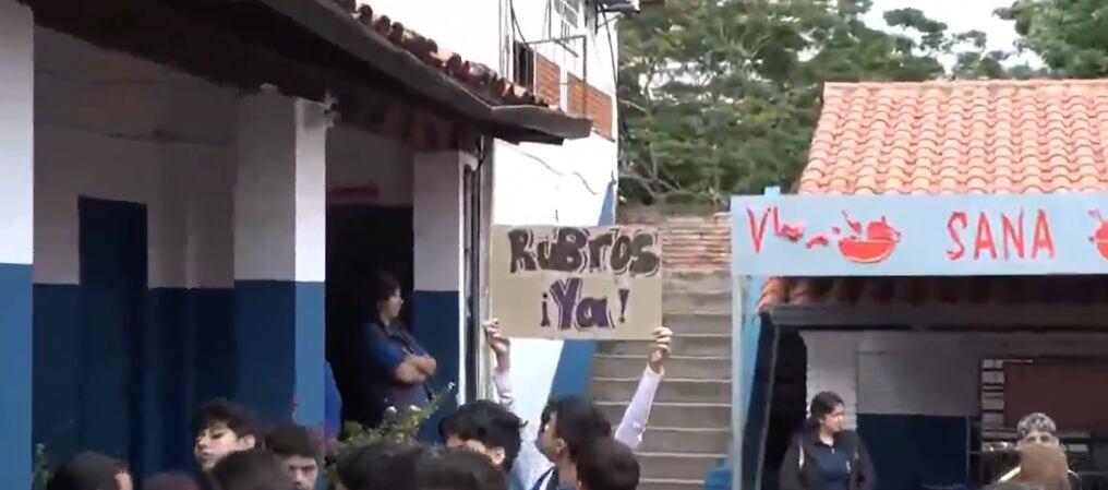 Desde inicio del año lectivo más de 200 alumnos están sin profesores en cinco materias. Foto: Captura de pantalla