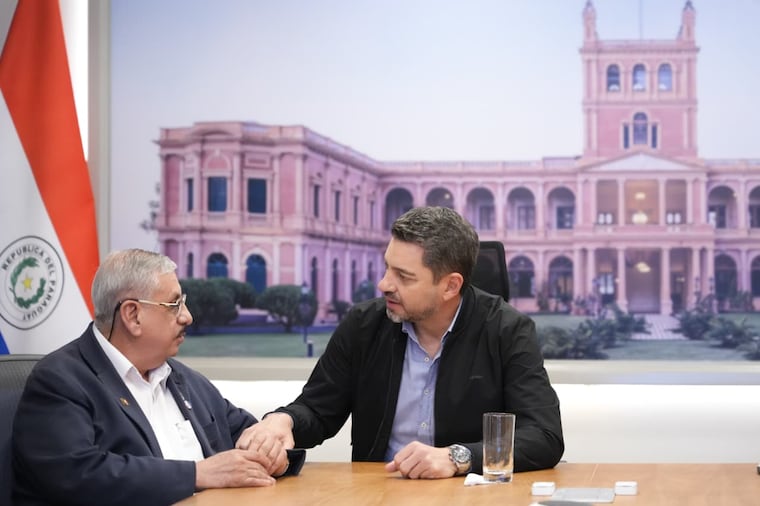 Isaías Fretes durante la reunión con Pedro Alliana.