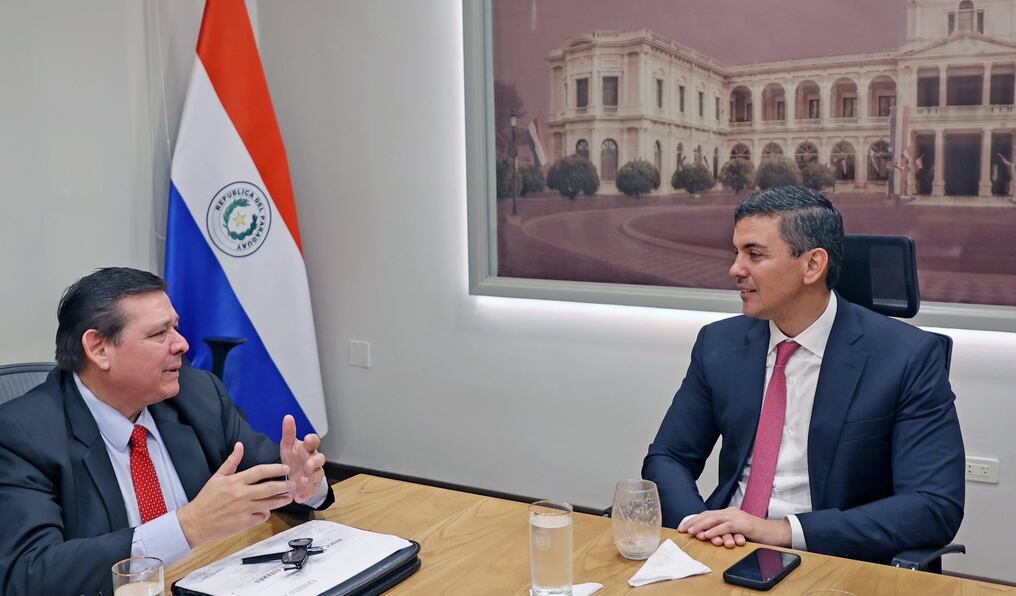 Desde el Indert, liderado Francisco Ruiz Díaz y el presidente Santiago Peña, anunciaron la reducción de tasas para el acceso a tierras. Foto: Gentileza