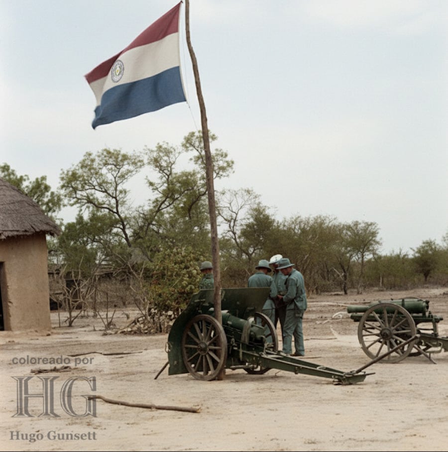 El pabellón nacional flamea dentro del fortín Boquerón tras su recuperación por las tropas paraguayas. Foto coloreada por Hugo Gunsset