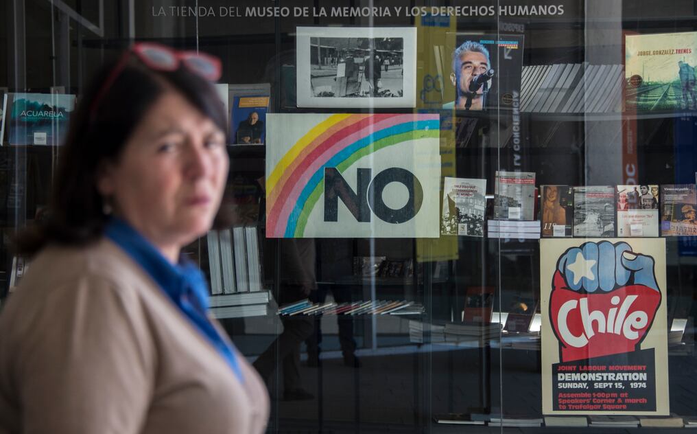 Un cartel de la campaña de plebiscito de 1988 contra el dictador chileno Augusto Pinochet (1915-2006) que lee "NO" se muestra en la ventana de la tienda de recuerdos en el Museo de la Memoria en Santiago el 3 de octubre de 2018.
El 30 de octubre se conmemora el 30 aniversario del plebiscito que terminó con la dictadura de Augusto Pinochet (1973-1990). Foto: AFP / Martin BERNETTI