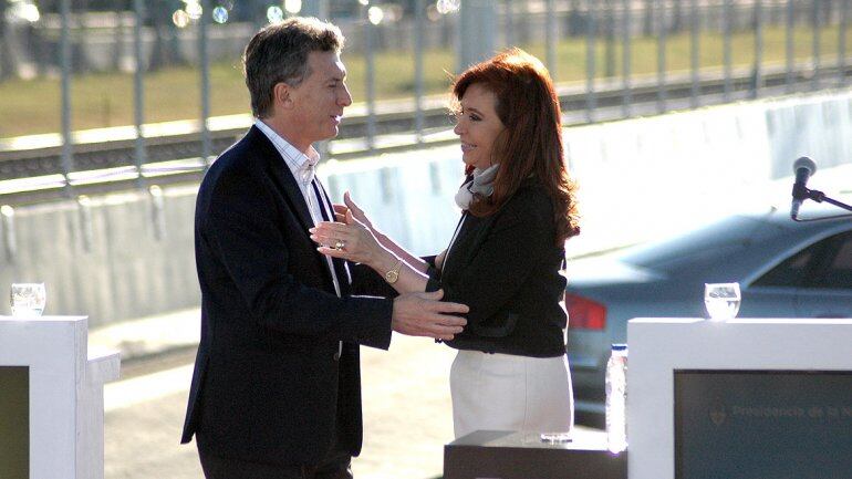 Mauricio y Cristina se saludan solo para la foto, pues las diferencias son enormes.