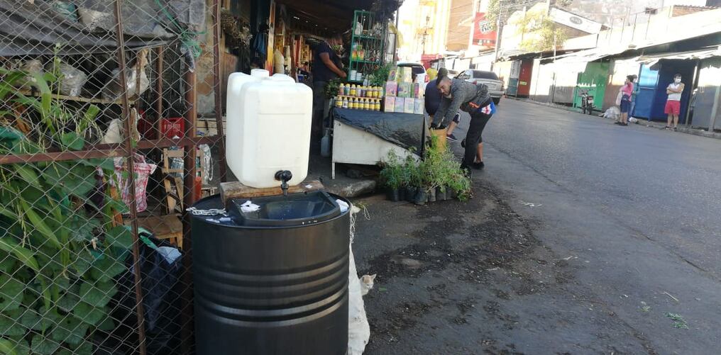 Paseo de yuyos en el Mercado 4 cuenta con un lavatorio móvil de manos. Foto: 970AM