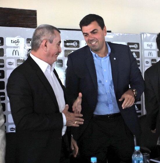 Marco Trovato y Pedro Ballota, vicepresidente del club, se saludan tras el final de la asamblea ordinaria.FOTO:PRENSA CLUB OLIMPIA