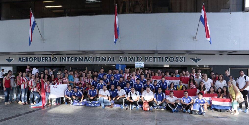 Familiares y amigos fueron a despedir a los juveniles seleccionados albirrojos. Foto: Prensa Albirroja.