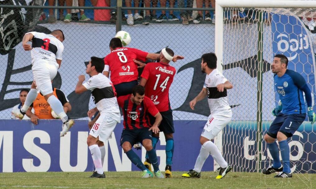 Ortiz se desmarcó tan bien que hizo chocar a Rodrigo Rojas, Álvaro Pereira y Raúl Cáceres. Fue el 1-1 transitorio en el superclásico. FOTO: OSVALDO ESCOBAR.