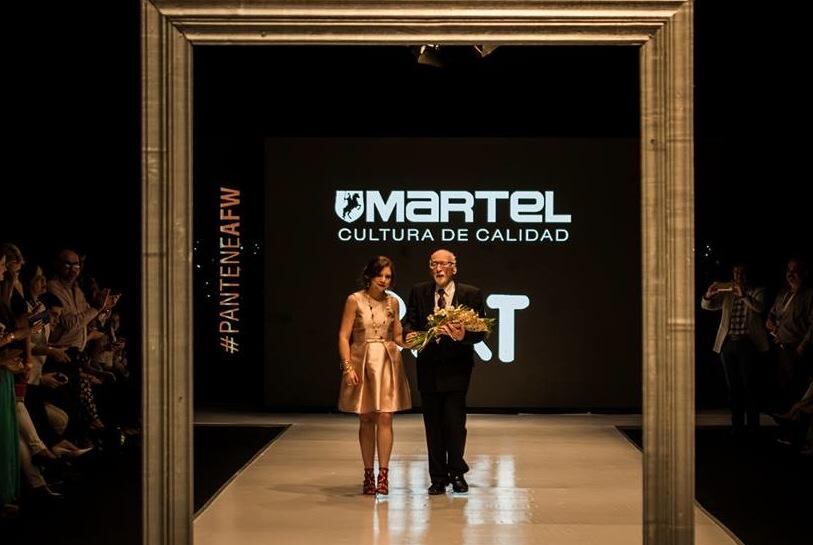 Michael Burt, paso por la pasarela de la marca en el cierre del desfile.