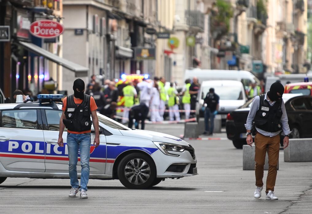 La policía francesa recorrió la zona en busca de evidencias frente al 'Brioche doree' después de una presunta explosión de un paquete bomba en una calle peatonal en el corazón de Lyon, sureste de Francia el 24 de mayo de 2019. - Varias personas resultaron heridas por una supuesta explosión de un paquete bomba Una calle peatonal en el corazón de Lyon, en el sureste de Francia, dijo la oficina de los fiscales locales. El área donde se produjo la explosión, en la estrecha franja de tierra entre los ríos Saone y Rhone en el centro histórico de la ciudad, ha sido evacuada, según los periodistas de la AFP en el lugar. Foto: PHILIPPE DESMAZES / AFP.