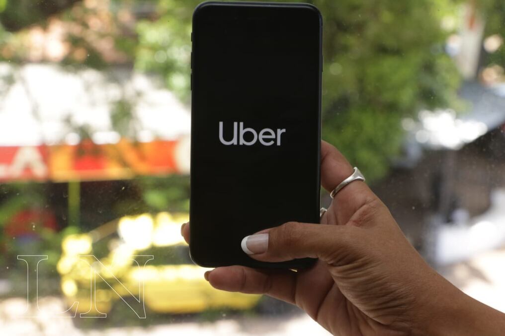 Taxistas buscan solución al conflicto con trabajadores de UBER. Foto: Fernando Riveros.