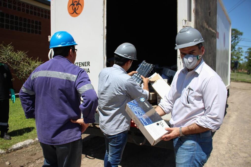 En el acto de incineración también se constituyó una comitiva a cargo del juez Penal de Garantías en Delitos Económicos, Humberto Otazú y representantes de la empresa HP (Hewlett-Packard).