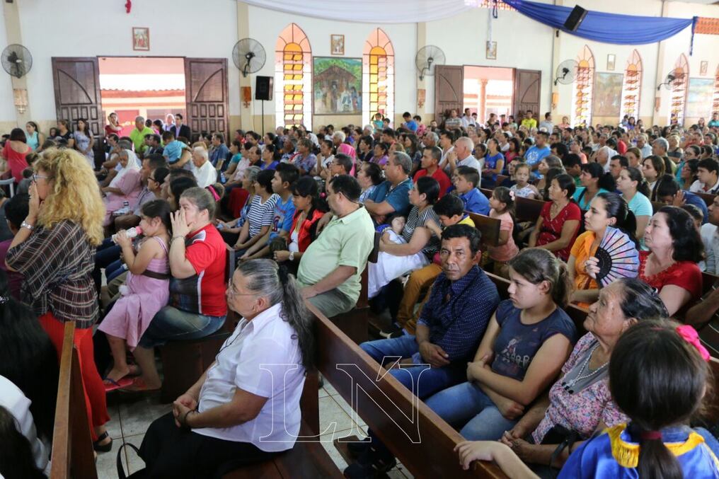 El interior de la parroquia abarrotado de feligreses. FOTO: GUSTAVO GALEANO.
