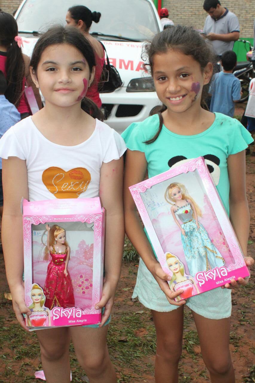 Niños y niñas de Ybicuí recibieron regalos por el día de los reyes magos. Foto: Gentileza.