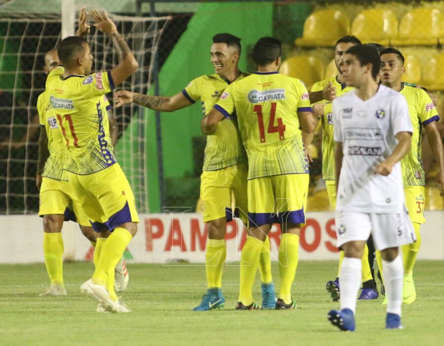 Los jugadores de Capiatá celebran un triunfo que parecía muy lejano cuando se fue expulsado Paredes y Sol de América lo asediaba.FOTO:JORGE JARA