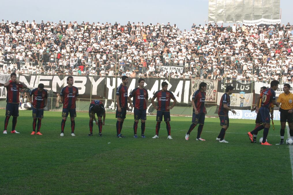 Jugadores de Cerro Porteño en el 2012, con el público de Olimpia colmando las gradas de Para Uno.