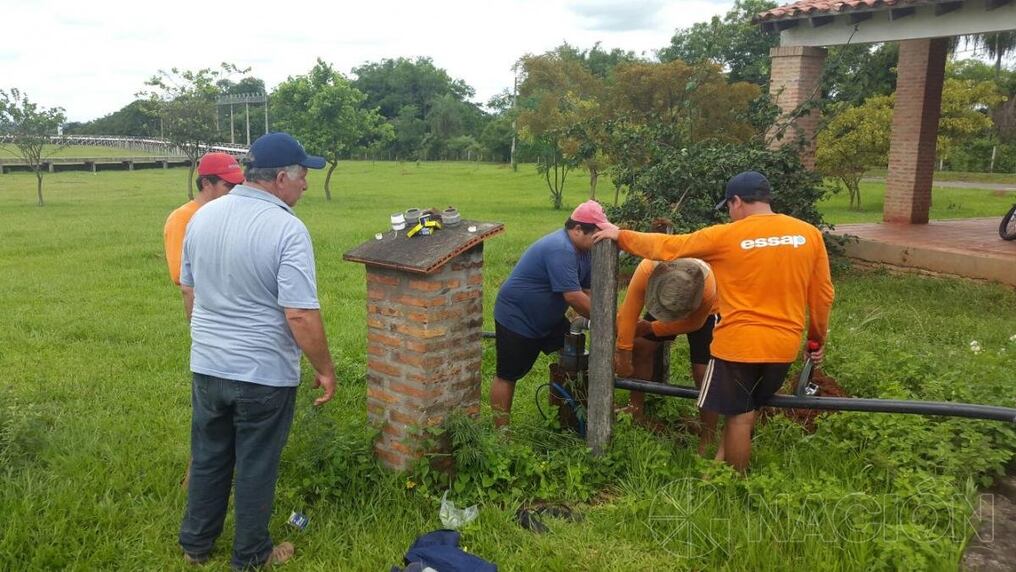 Funcionarios de Essap en pleno trabajo. Foto: Nino Silguero.