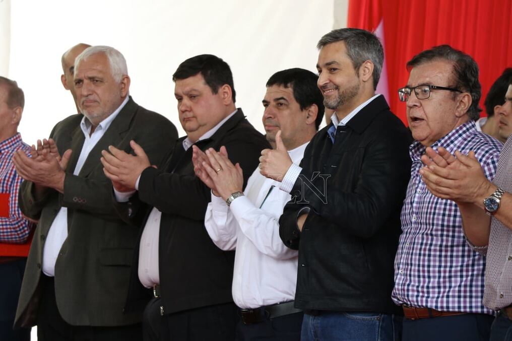 El intendente de San Ignacio, Carlos, Afara; el vice presidente, Hugo Velázquez; el presidente Mario Abdo y el titular de la EBY, Nicanor Duarte Frutos. Foto: Christian Meza.