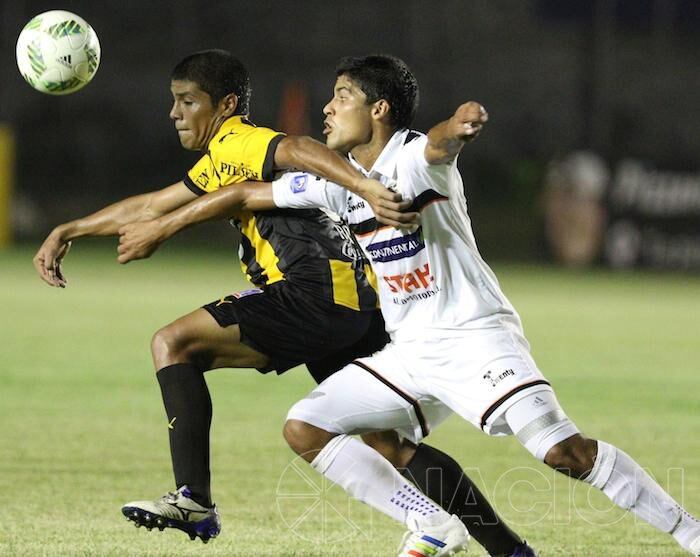 Robert Rojas se anticipa a la acción de Doldán, durante el partido que ganó el Legendario.foto:ANÍBAL GAUTO