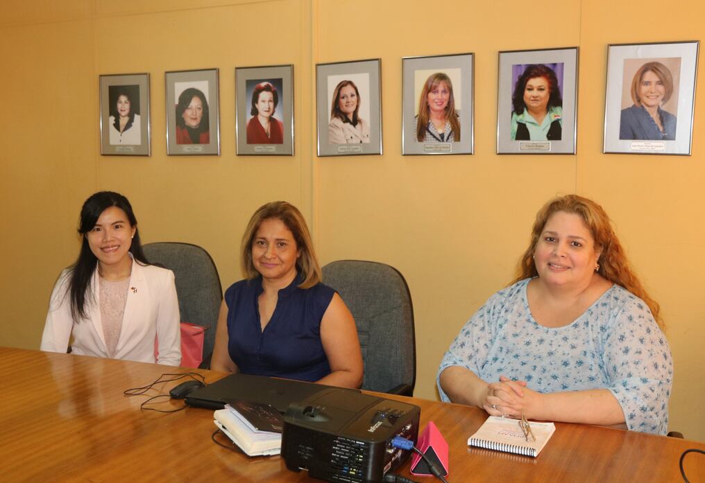 Durante la reunión trataron sobre los ejes principales del Ministerio de la Mujer. Foto: Gentileza. 